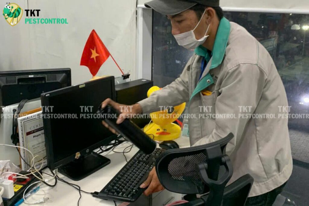 nhan vien tkt diet con trung ban lam viec